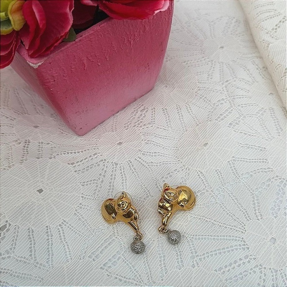 Earrings Gold Tone Cat Playing With Yarn Ball Whimsical Novelty Costume Jewelry
